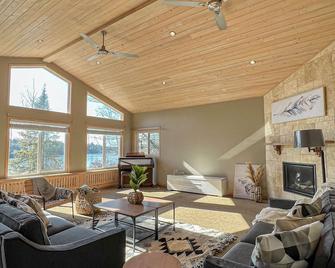 Ahmic Lake Resort - Magnetawan - Living room