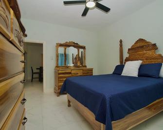 Charming 3-bedroom house in enchanting Fairy Hill with WiFi, AC - Fairy Hill - Bedroom