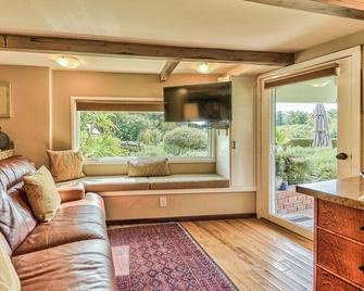 Tranquil Tuckaway w/ Ocean/Pt Lobos views,1200sqft patio, firepit, pet friendly! - Carmel-by-the-Sea - Sala de estar