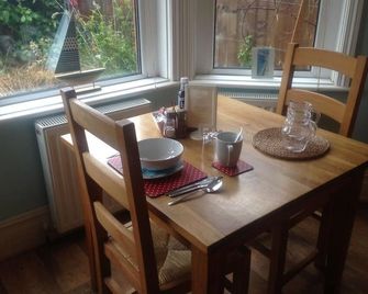 Old Church House - Newport - חדר אוכל