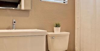 Affordable Modern Luxury - 2 Bd / 2 Baths In Ybor City - Dowtown Tampa - Tampa - Bathroom
