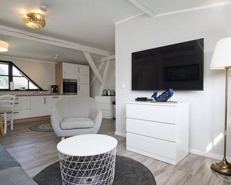nah am Meer, ruhige Lage, gratis Nutzung vom AHOI Erlebnisbad und Sauna in Sellin - Haus Büdnerstube FeWo 4 - Middelhagen - Вітальня
