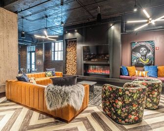 Charming 1-Bedroom, 1-Bathroom Loft in St. Louis with a Terrace, Rooftop, Gym - St. Louis - Lounge