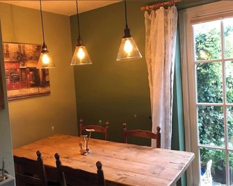 Little House . Cottage for 4 in Tenterden High Street. Wifi, parking, woodburner - Tenterden - Essbereich
