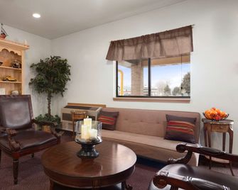 Travelodge by Wyndham Elko NV - Elko - Living room