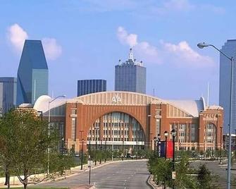 Modern Lakefront Loft! Private Beach & Water Toys - Little Elm - Building