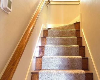 Pleasant Place Getaway 2 Bedroom, Loft With Stairs, 2 Bathrooms - Canton - Stairs