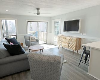 D109- Oceanfront Condo, 2 bedrooms, 2 baths, Community Pool, and Tennis! - Duck - Sala de estar