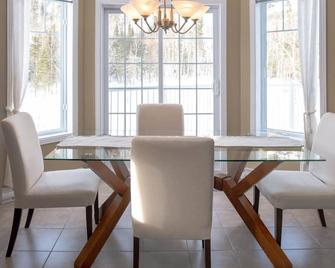 Fjord du Saguenay, Mont Édouard, condo Chez le beau Thom - L'Anse Saint-Jean - Comedor