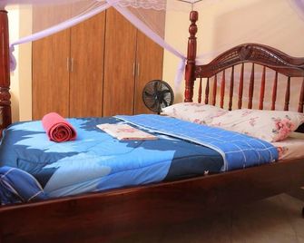 Apt - Sleeps 4 - Pets Ok - Parking - Garden - Kampala - Bedroom