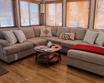 Cozy 2-bedroom bungalow in amazing Prairie du Chien - Prairie du Chien - Huiskamer