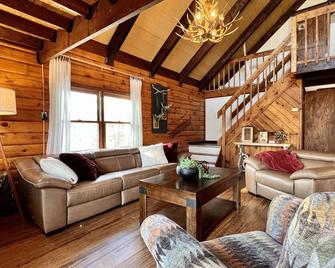 \'Family Cabin: Hot Tub, Golf, Games, Sunset, Pet!\' - Castleton-On-Hudson - Living room