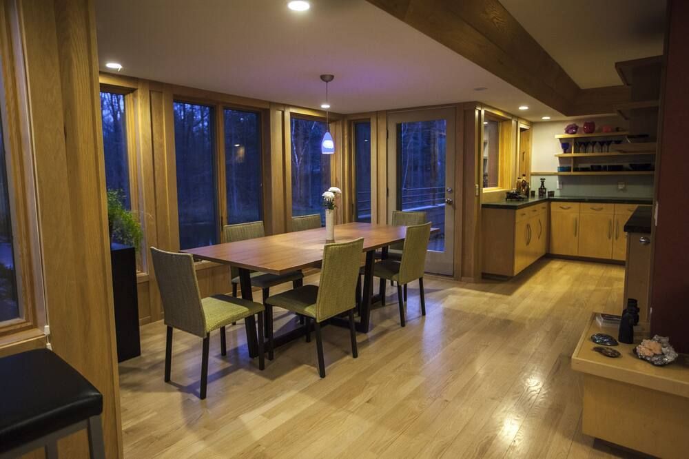 Mid-Century Modern Retreat on Private 10 Acres with 1-Acre Pond & Nature Trails. - Midland - Eetruimte