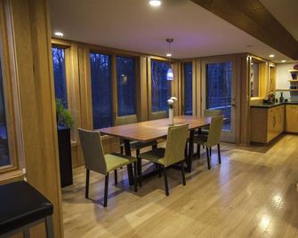 Mid-Century Modern Retreat on Private 10 Acres with 1-Acre Pond & Nature Trails. - Midland - Eetruimte
