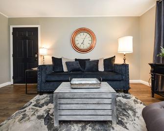 Eclectic Abode - Cleveland - Living room