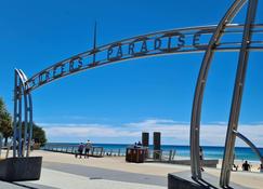 Beach House 100ms to Beach Freshly Renovated All New Appliances - Surfers Paradise - Beach