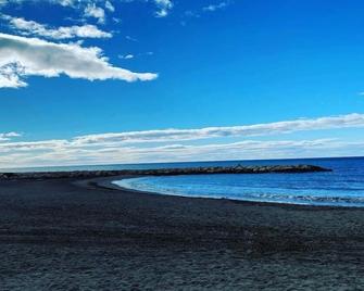 Hostal Moscatel - Málaga - Beach
