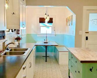 Summit Mid-Century Bungalow - La Grande