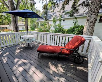 White Bear Lake House 3 blocks from Downtown and Lake! - White Bear Lake - Balcony