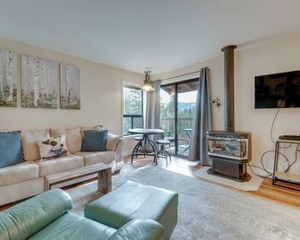 3 Mi to Lake Tahoe: Incline Village Condo! - Incline Village - Living room
