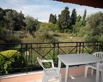 Oula Maisonettes - Kavos - Balcón