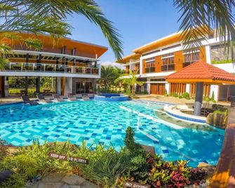 Calinisan Resort Hotel Inc. - Laurel - Piscina