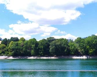 Ferienhaus am Hennesee mit Terrasse - Meschede - Außenansicht