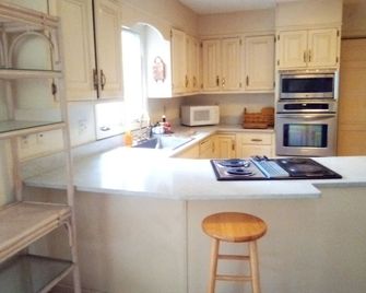 Colonial in the historical center of town - Brookfield - Cocina