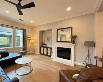 Large Luxury Home Beach Paradise! - San Diego - Sala de estar