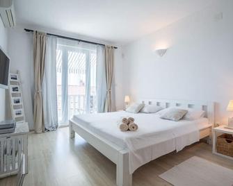 Zlatni Bol Apartments - Bol - Bedroom