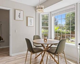 The Aqua Haven:14guests w a sparkling pool,spacious yard - Raleigh