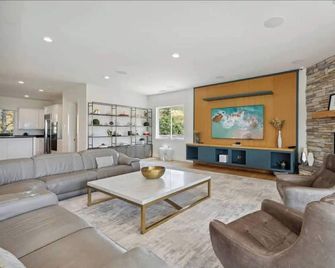 Resort Style Retreat 10 Acre Ranch 4br/4bth - Castaic - Huiskamer