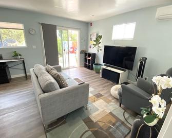 Guest unit - Los Angeles - Living room