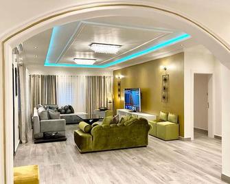 After 5 Apartment 1- 3 spacious en-suite bedrooms - Freetown