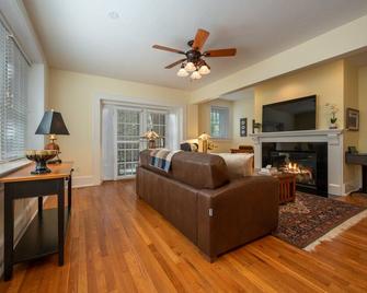 Minette's Downtown Condo | Historic Spot in Downtown Hendersonville - Hendersonville - Living room