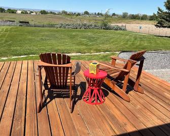 The Red Door Retreat - Gooding