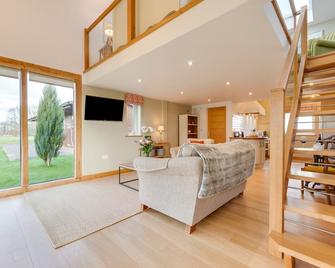 Owl House - Tenterden - Living room