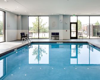 Staybridge Suites Iowa City - Coralville By IHG - Coralville - Pool