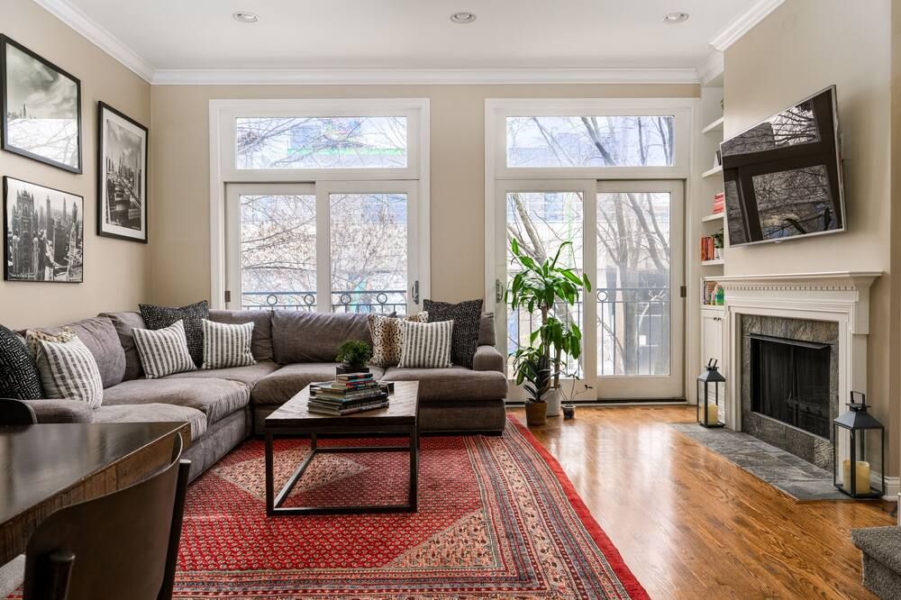Spacious 4-Level/4-Bedroom Townhouse in West Loop - Chicago - Living room