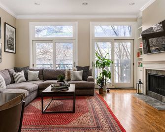 Spacious 4-Level/4-Bedroom Townhouse in West Loop - Chicago - Sala de estar