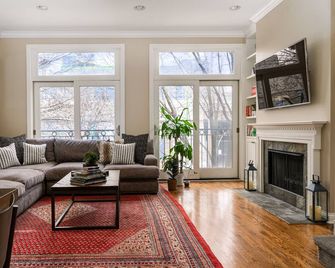 Spacious 4-Level/4-Bedroom Townhouse in West Loop - Chicago - Living room