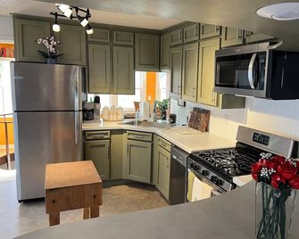 Charming 2 bedroom house in peaceful Baxter Springs - Baxter Springs - Kitchen