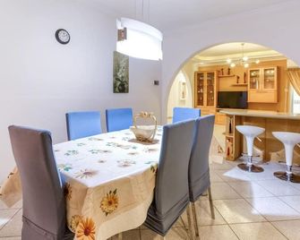 Charming 3BR Apt with Breathtaking Sea Views by 360 Estates - Birżebbuġa - Ruang makan