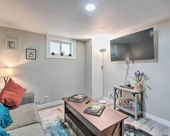 Fresh Downtown Longmont Apartment - Walk to Main! - Longmont - Living room