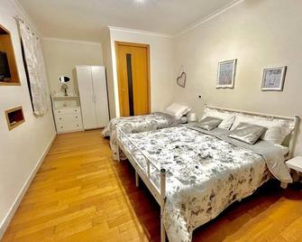 Cozy Room With Private Bathroom A Few Miles From The Station And Airport - Neapel - Sovrum