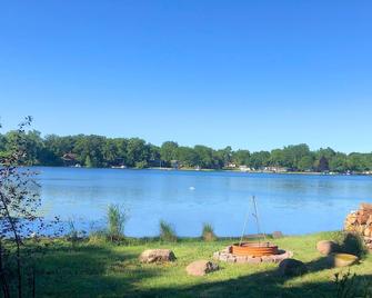 Lakefront house-6 acres of woods-Private Lake-4 miles from MIS - Brooklyn - Vista del exterior