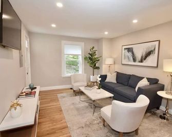 Charming 1 BR private entrance apt commuters dream - Woburn - Living room