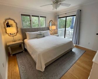 Highly rated upper floor, 3BR renovated Condo, BHI Club, 2 golf carts! - Bald Head Island - Habitación