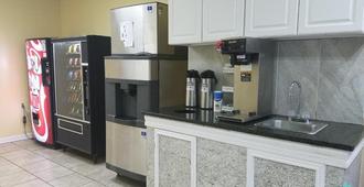 Masters Inn I-26 - Cayce - Kitchen