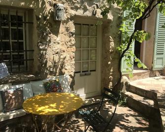 Charming detached room in an authentic medieval village. - Auribeau-sur-Siagne - Patio